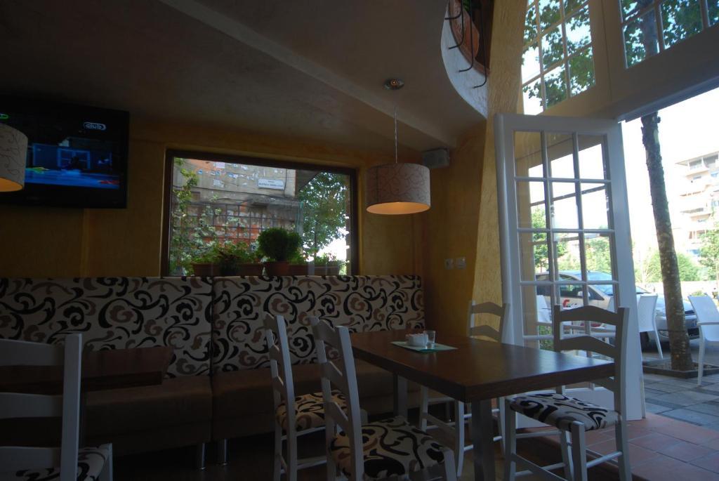 Hotel Town House Tiranë Ngoại thất bức ảnh