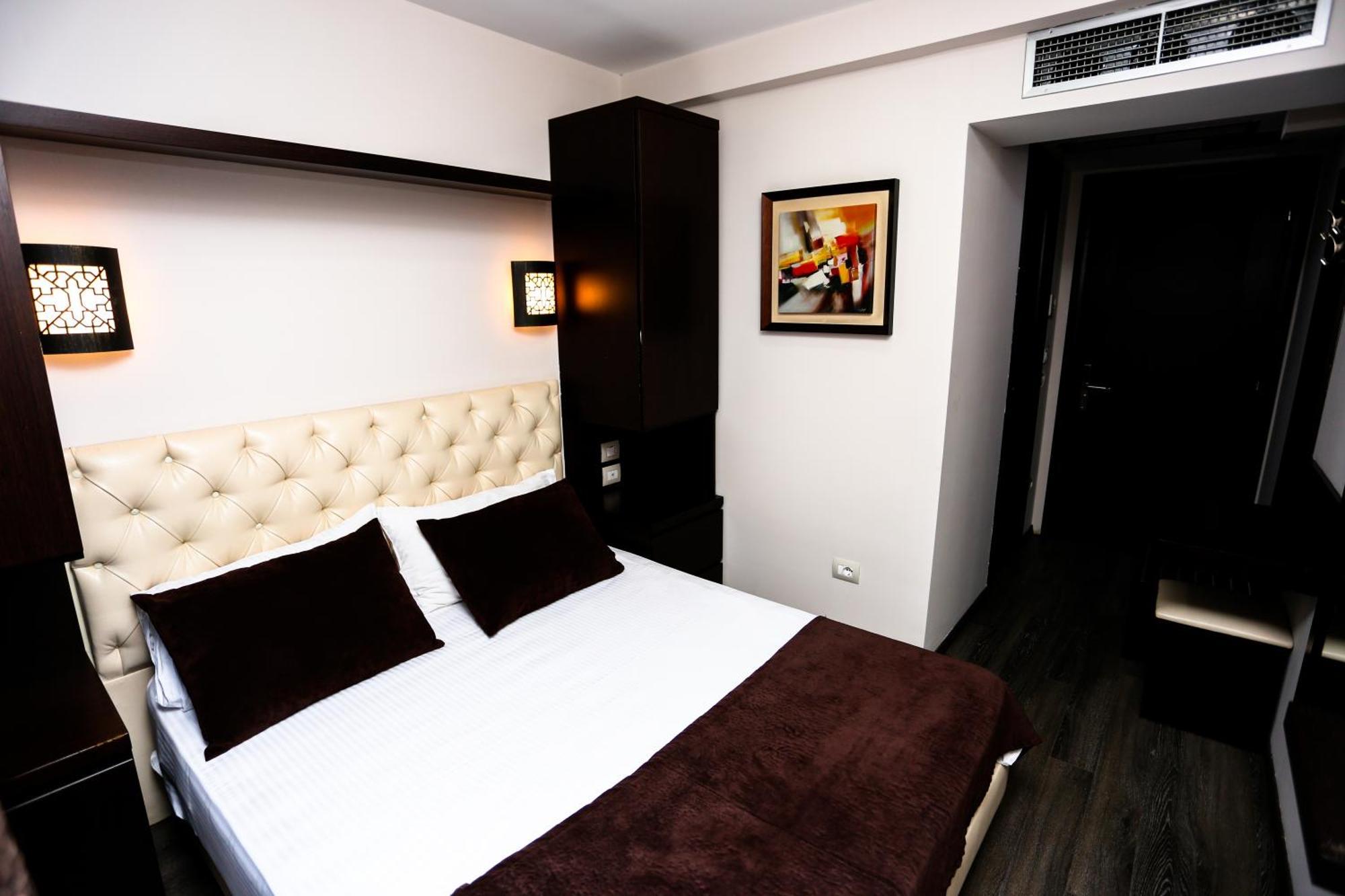 Hotel Town House Tiranë Ngoại thất bức ảnh