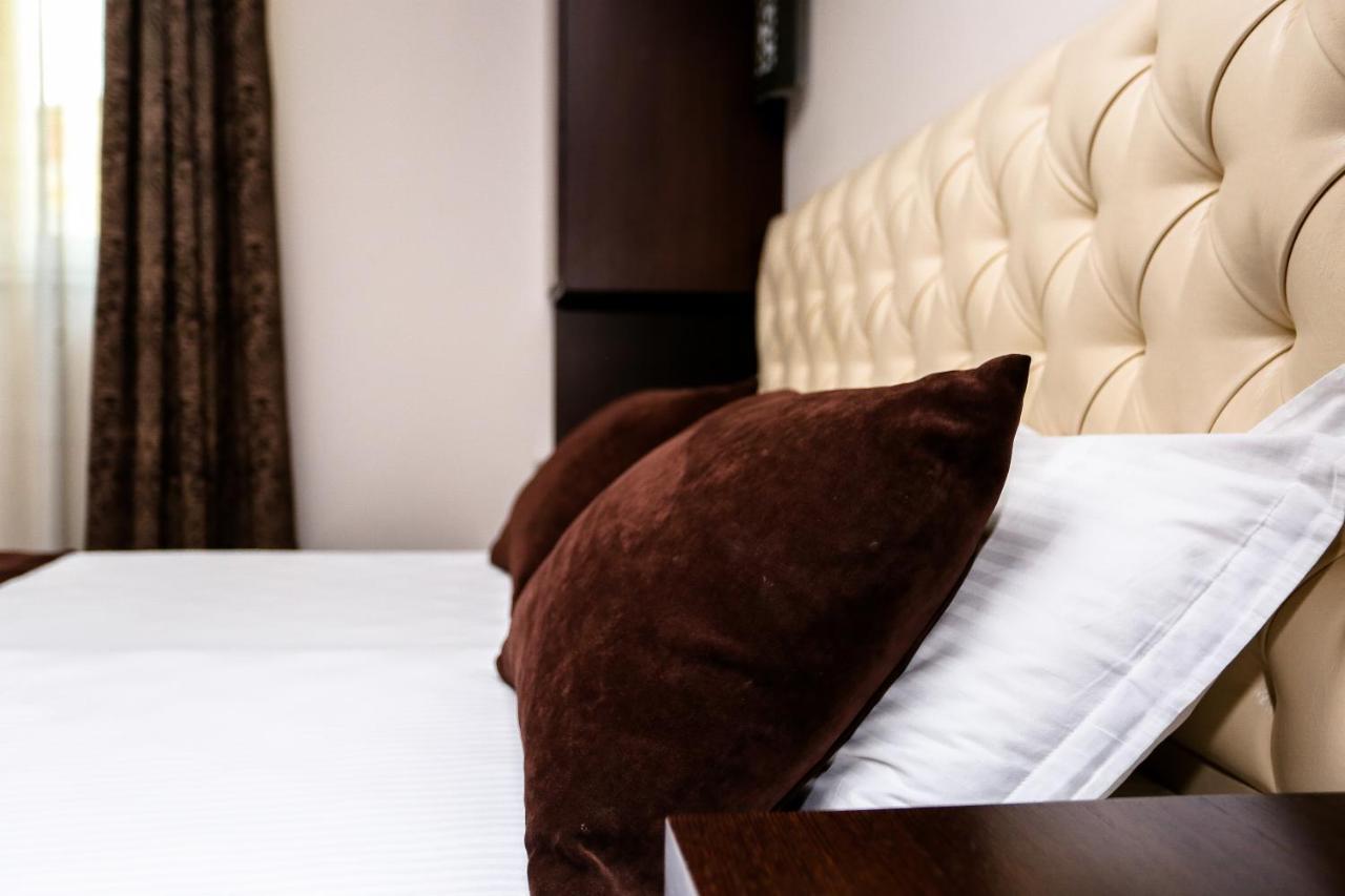 Hotel Town House Tiranë Ngoại thất bức ảnh